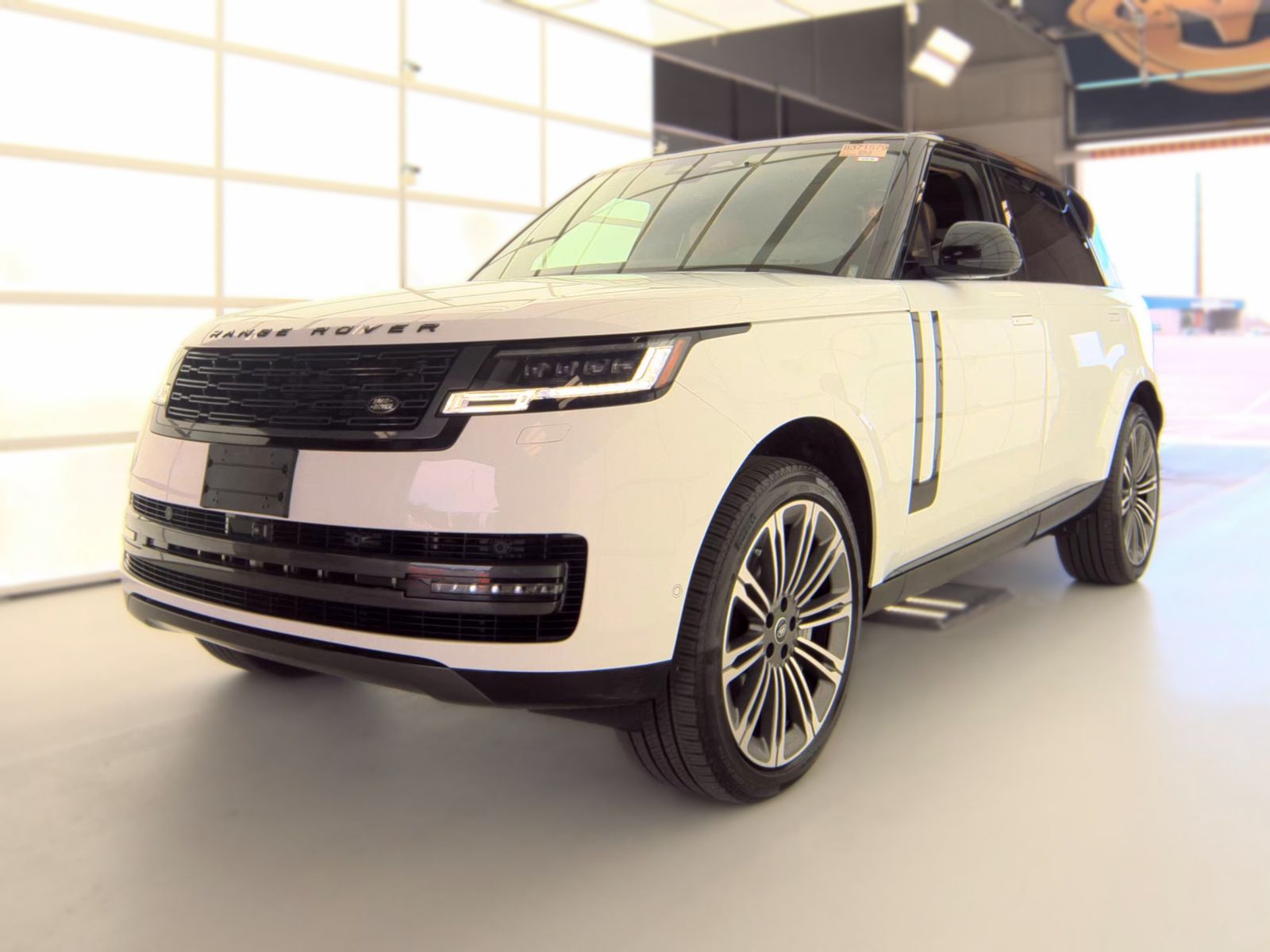 2025 Land Rover Range Rover SE LWB AWD