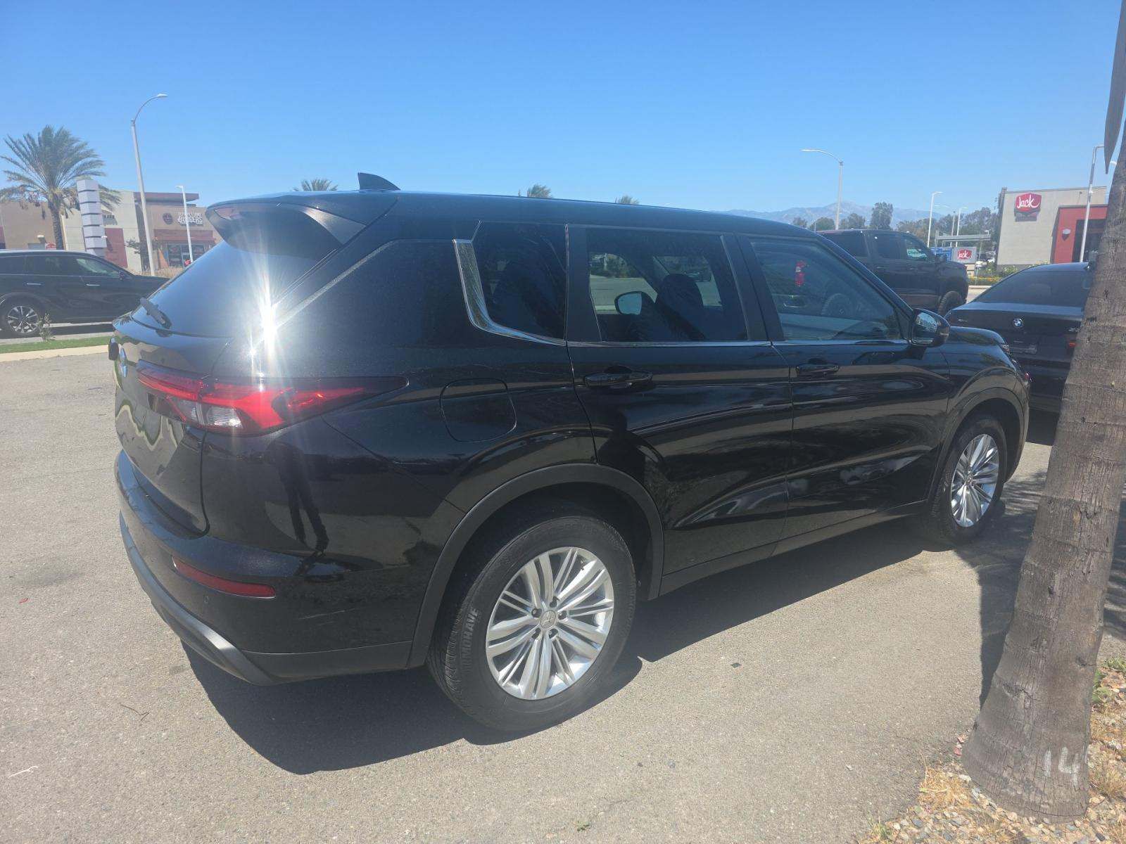 2023 Mitsubishi Outlander ES FWD