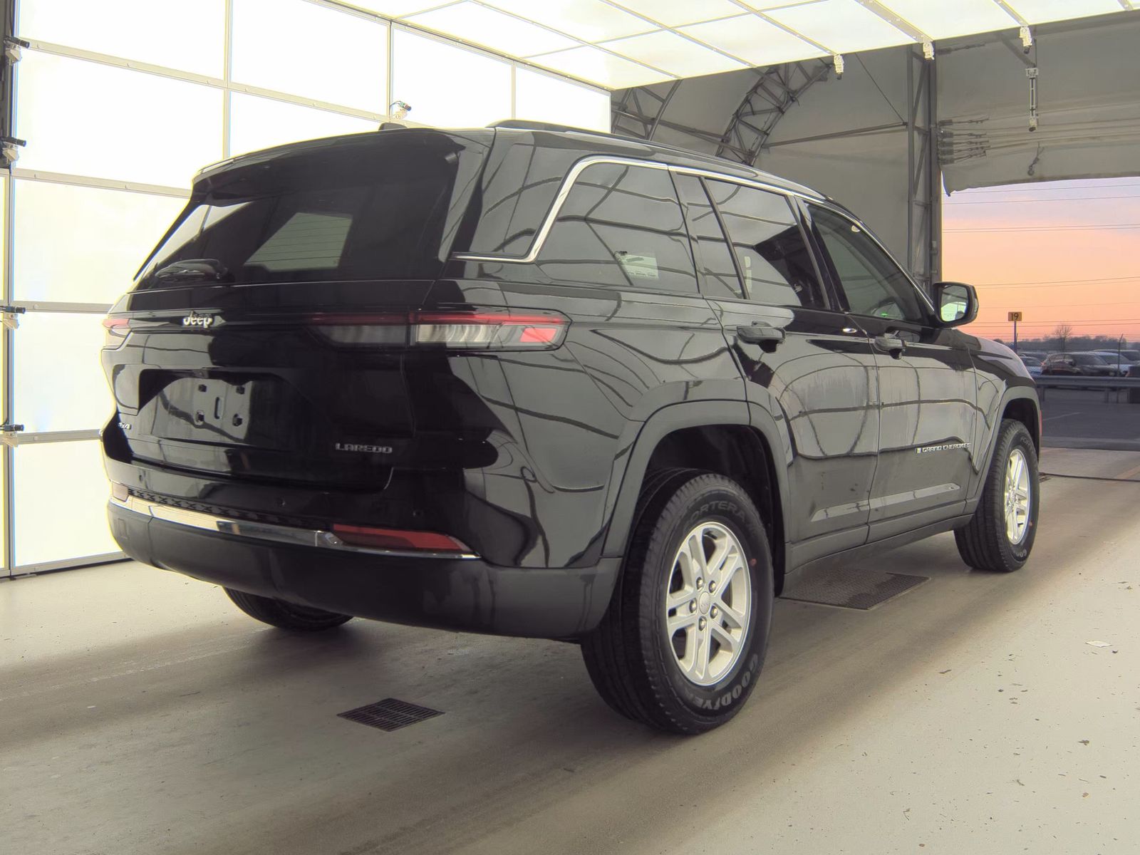 2023 Jeep Grand Cherokee Laredo AWD