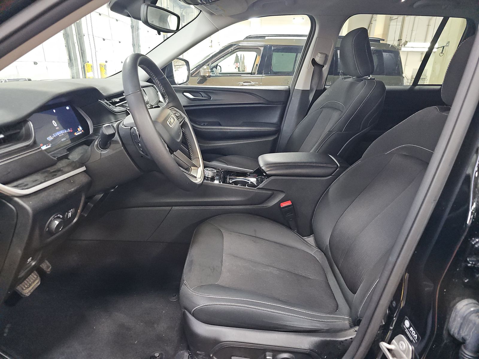 2023 Jeep Grand Cherokee Laredo AWD