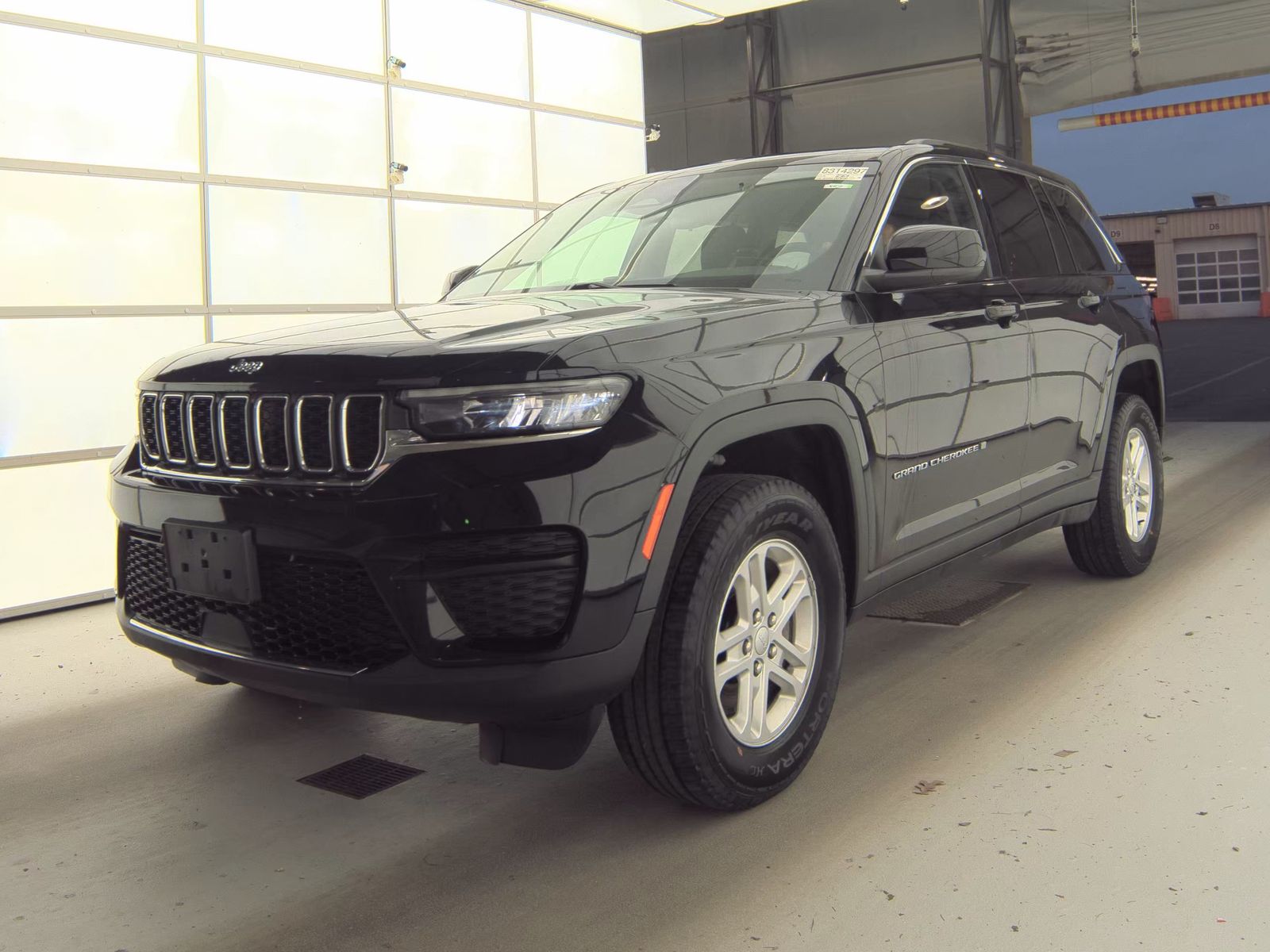 2023 Jeep Grand Cherokee Laredo AWD