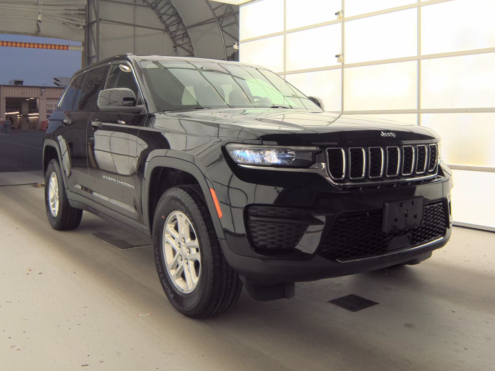 2023 Jeep Grand Cherokee Laredo AWD