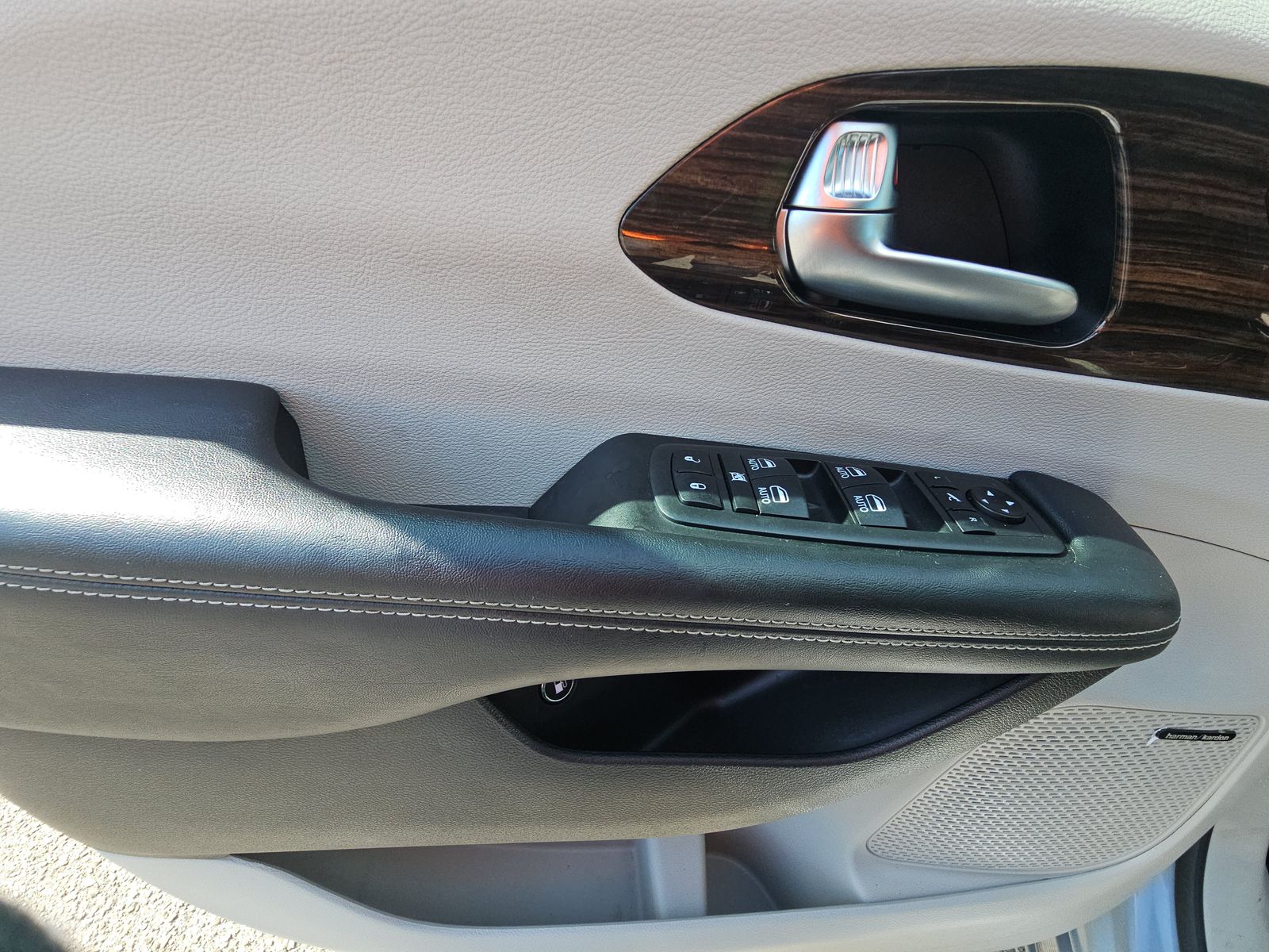 2021 Chrysler Pacifica Hybrid Limited FWD