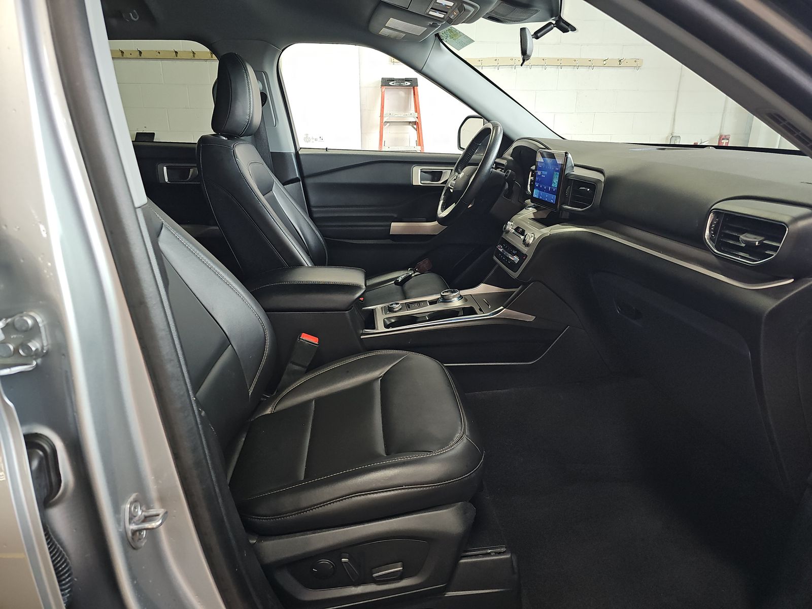 2023 Ford Explorer XLT AWD