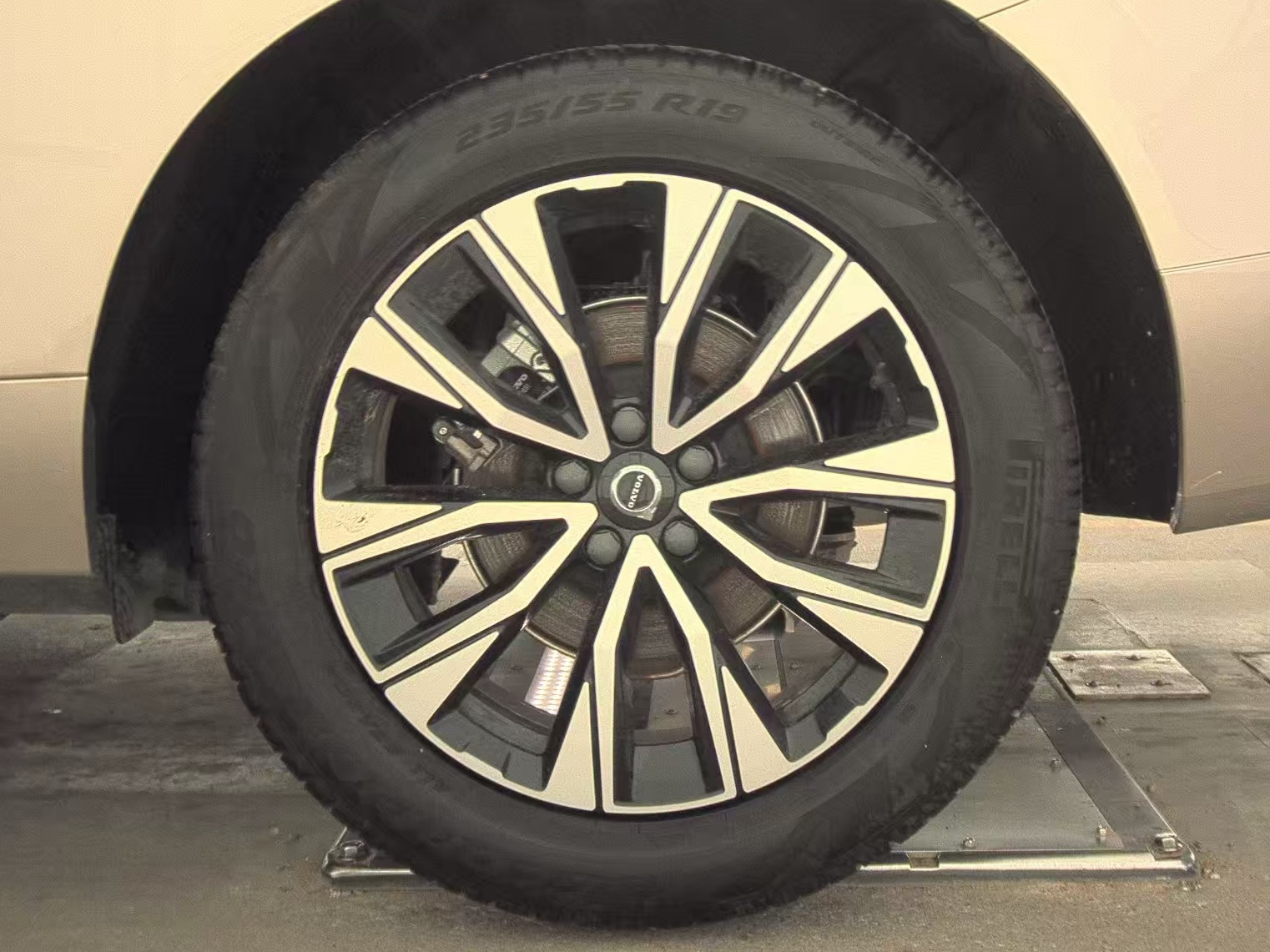 2025 Volvo XC60 B5 Plus AWD