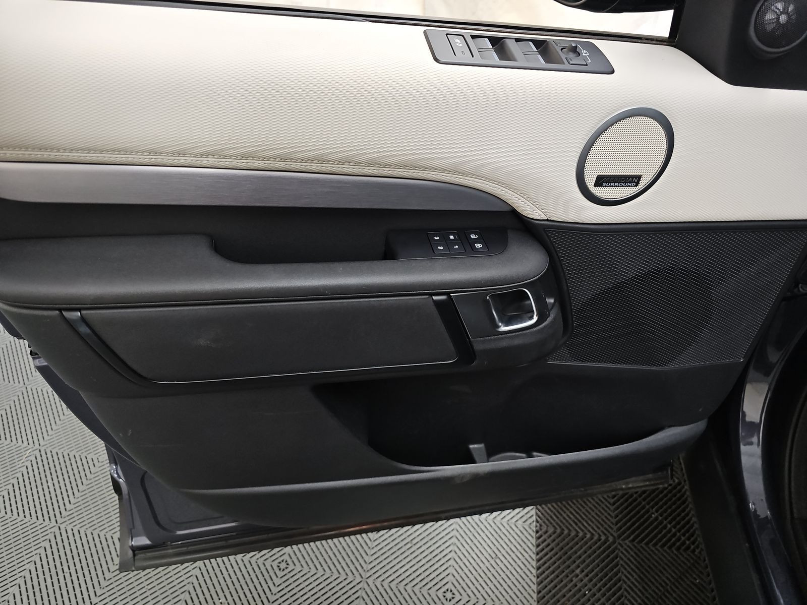 2024 Land Rover Discovery Dynamic SE AWD