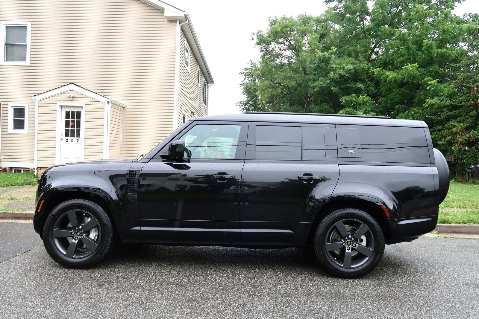 2023 Land Rover Defender 130 X-Dynamic SE AWD