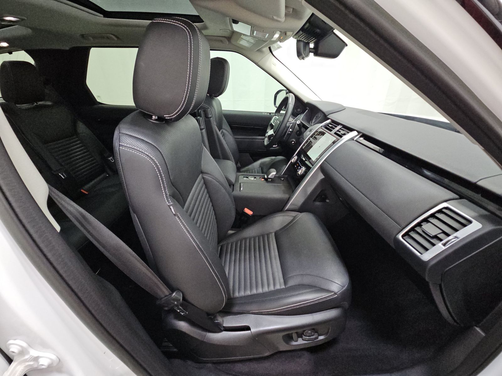 2023 Land Rover Discovery S FWD