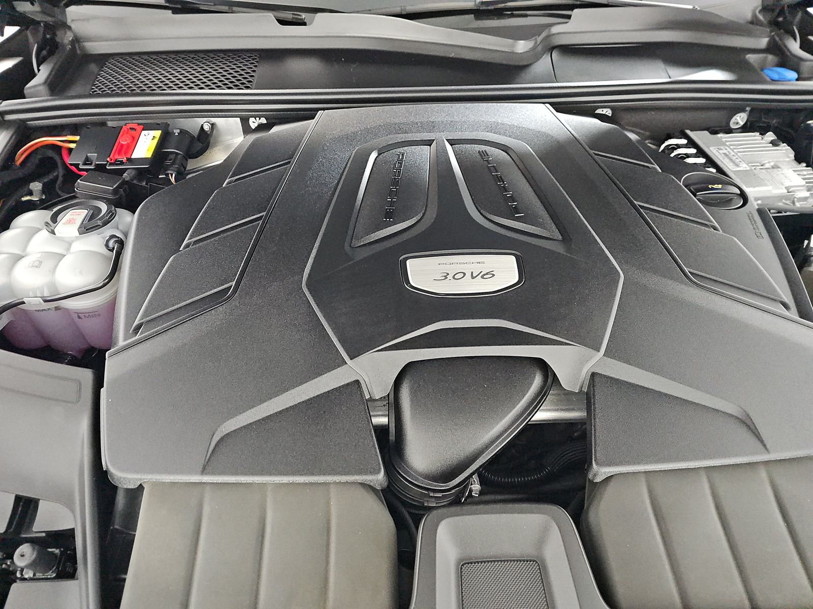 2022 Porsche Cayenne Platinum Edition AWD