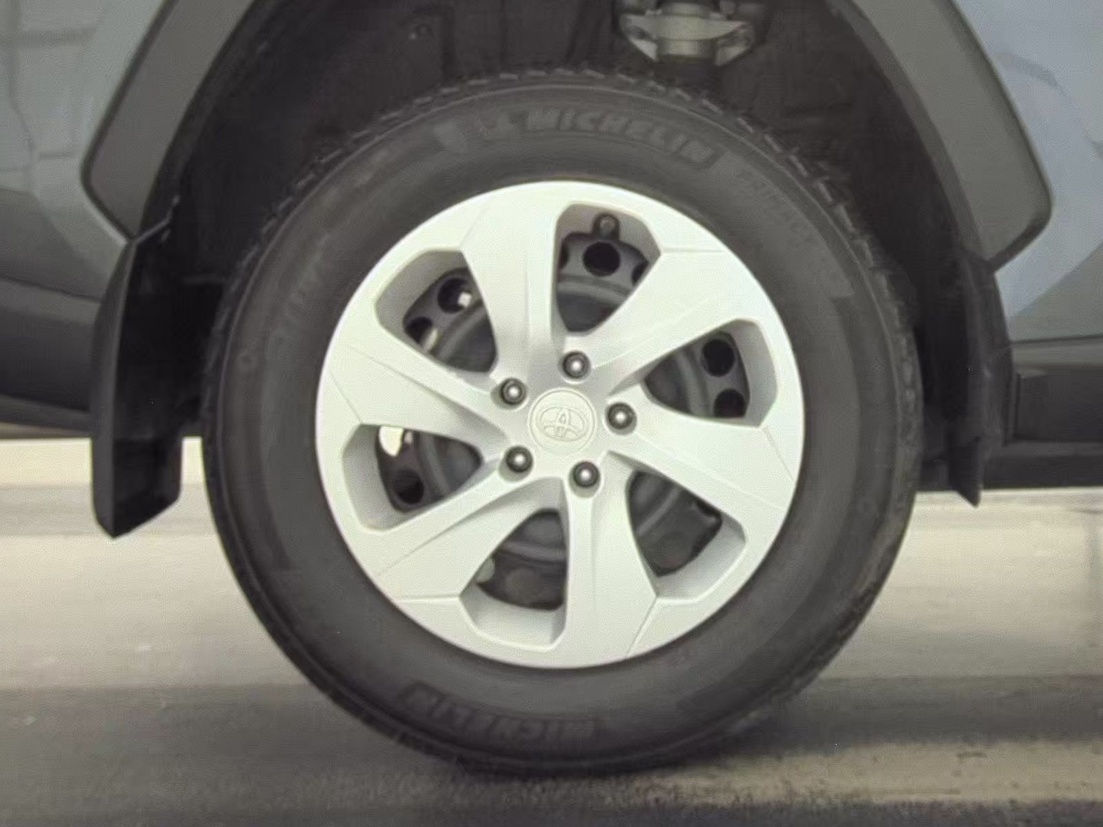 2025 Toyota RAV4 LE FWD