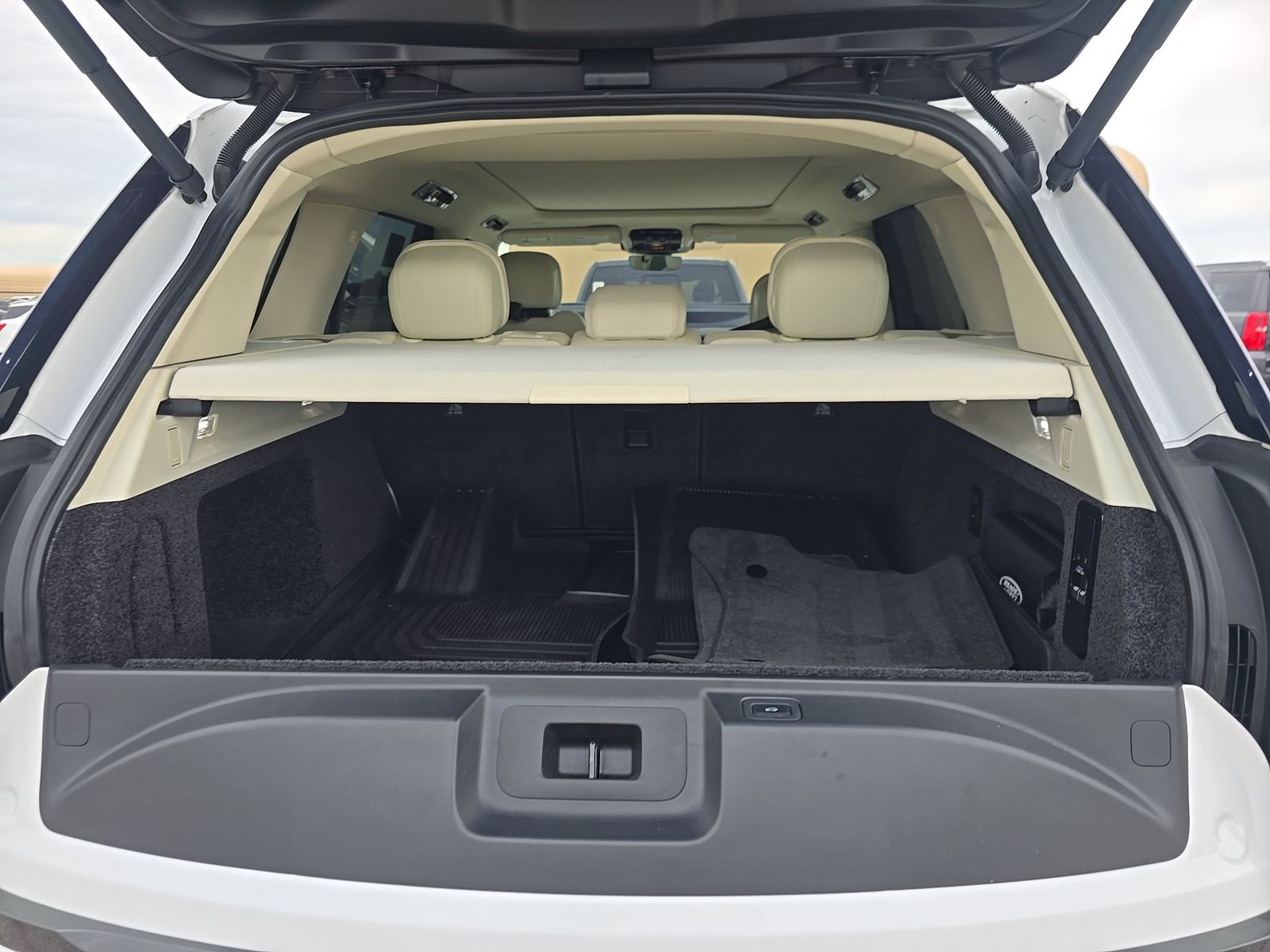 2023 Land Rover Range Rover SE FWD