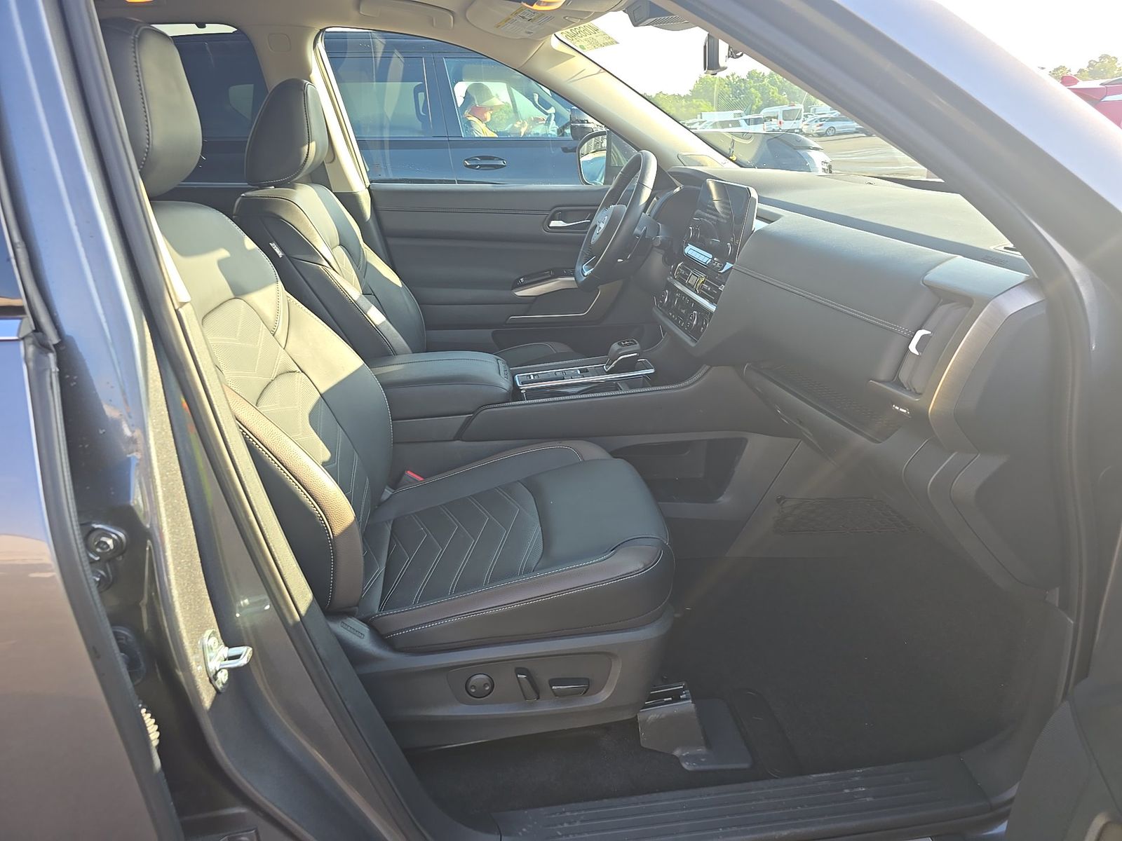 2025 Nissan Pathfinder Platinum FWD