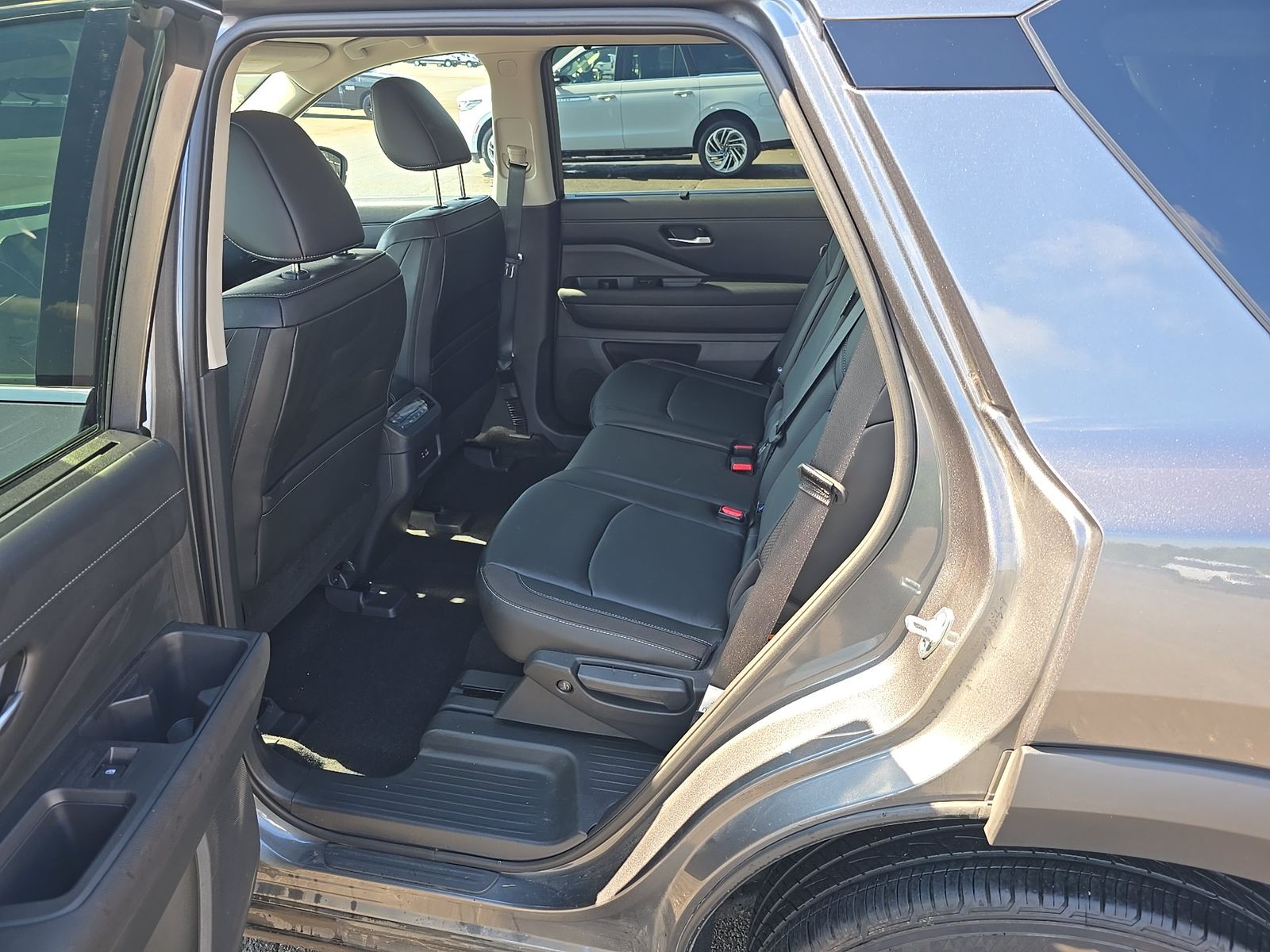 2025 Nissan Pathfinder SL FWD