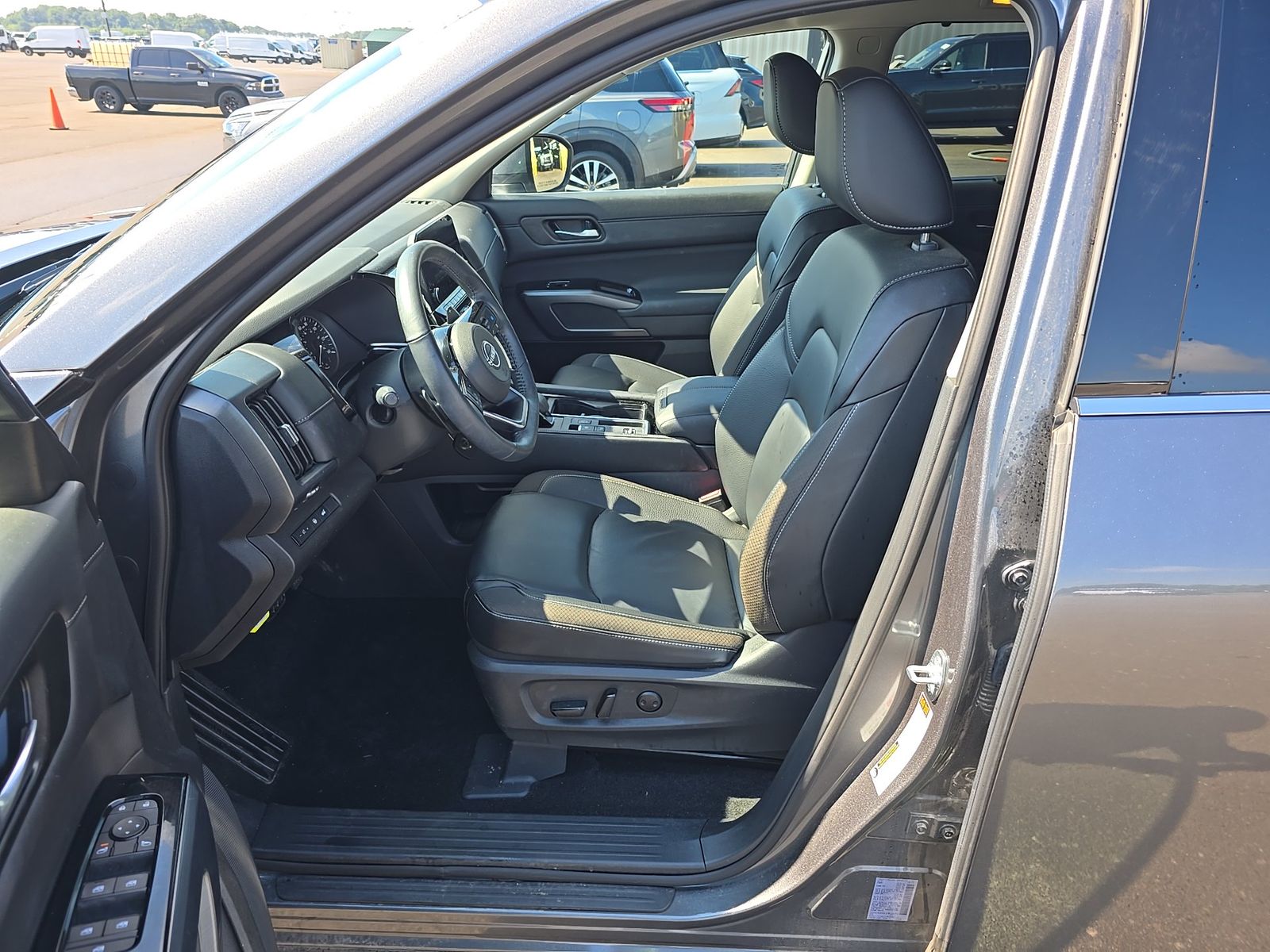 2025 Nissan Pathfinder SL FWD