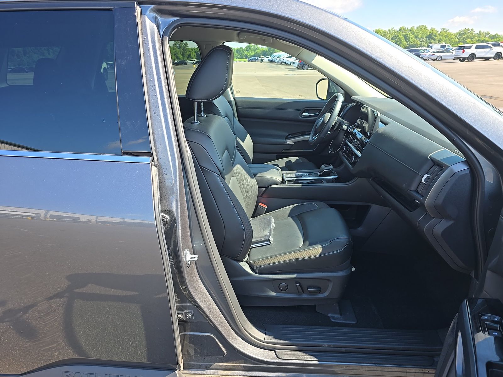 2025 Nissan Pathfinder SL FWD