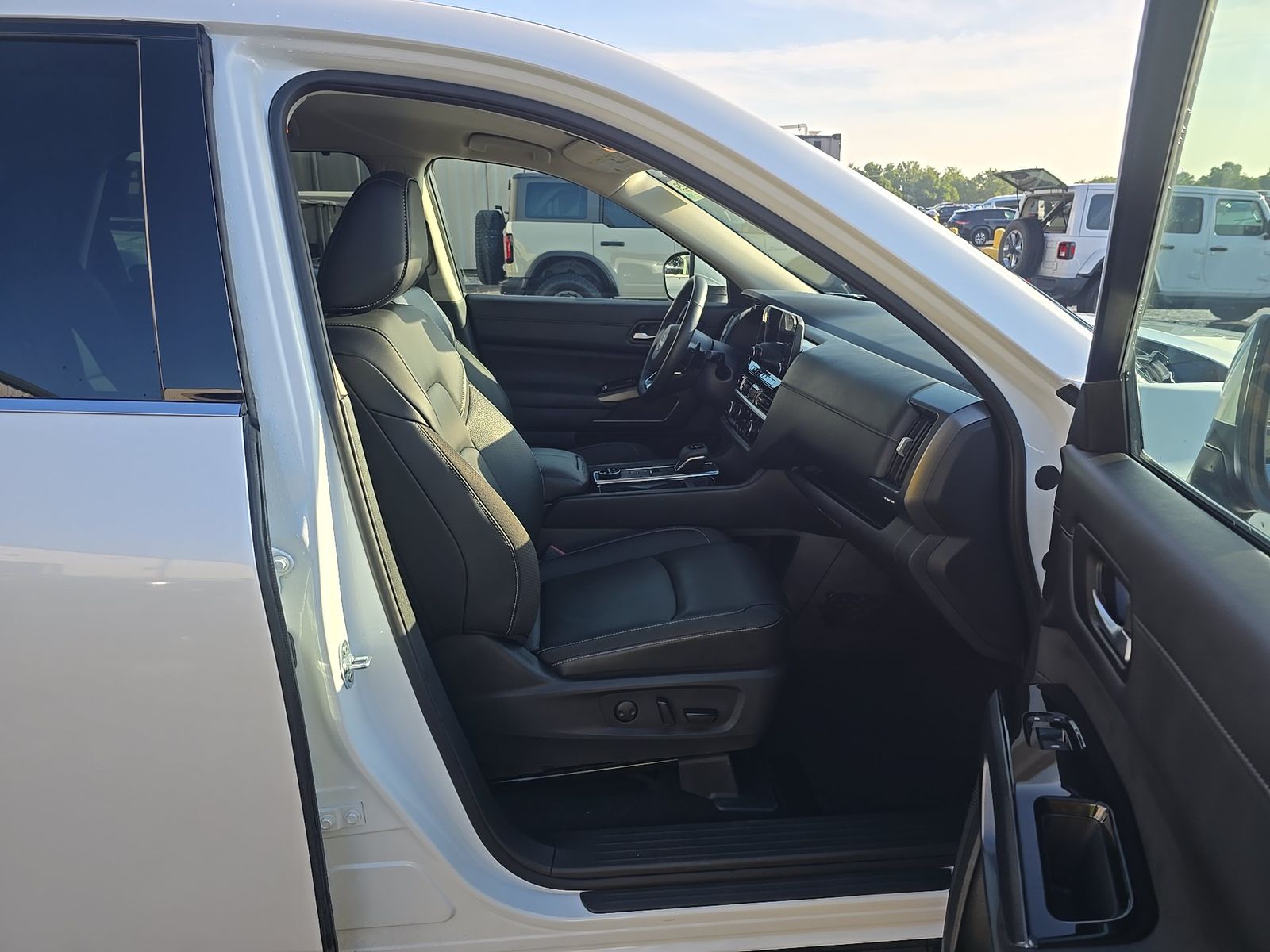 2025 Nissan Pathfinder SL AWD