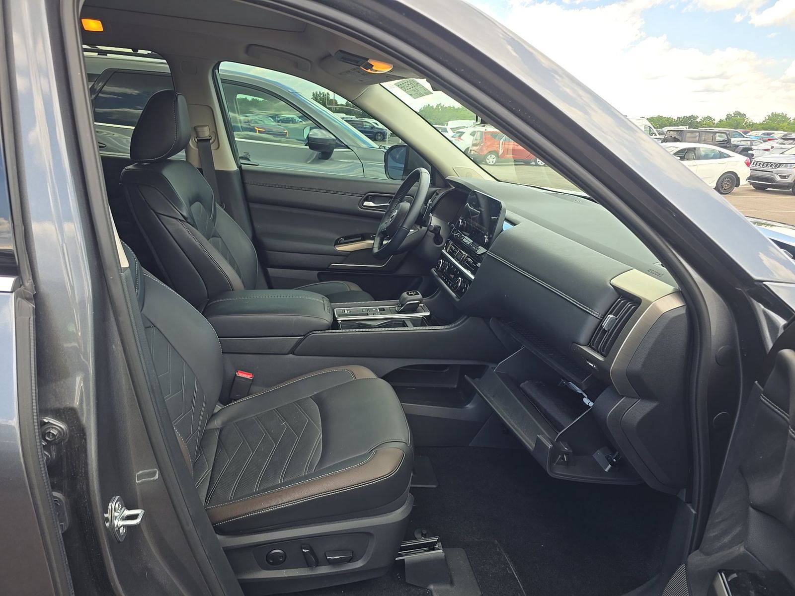 2025 Nissan Pathfinder Platinum FWD