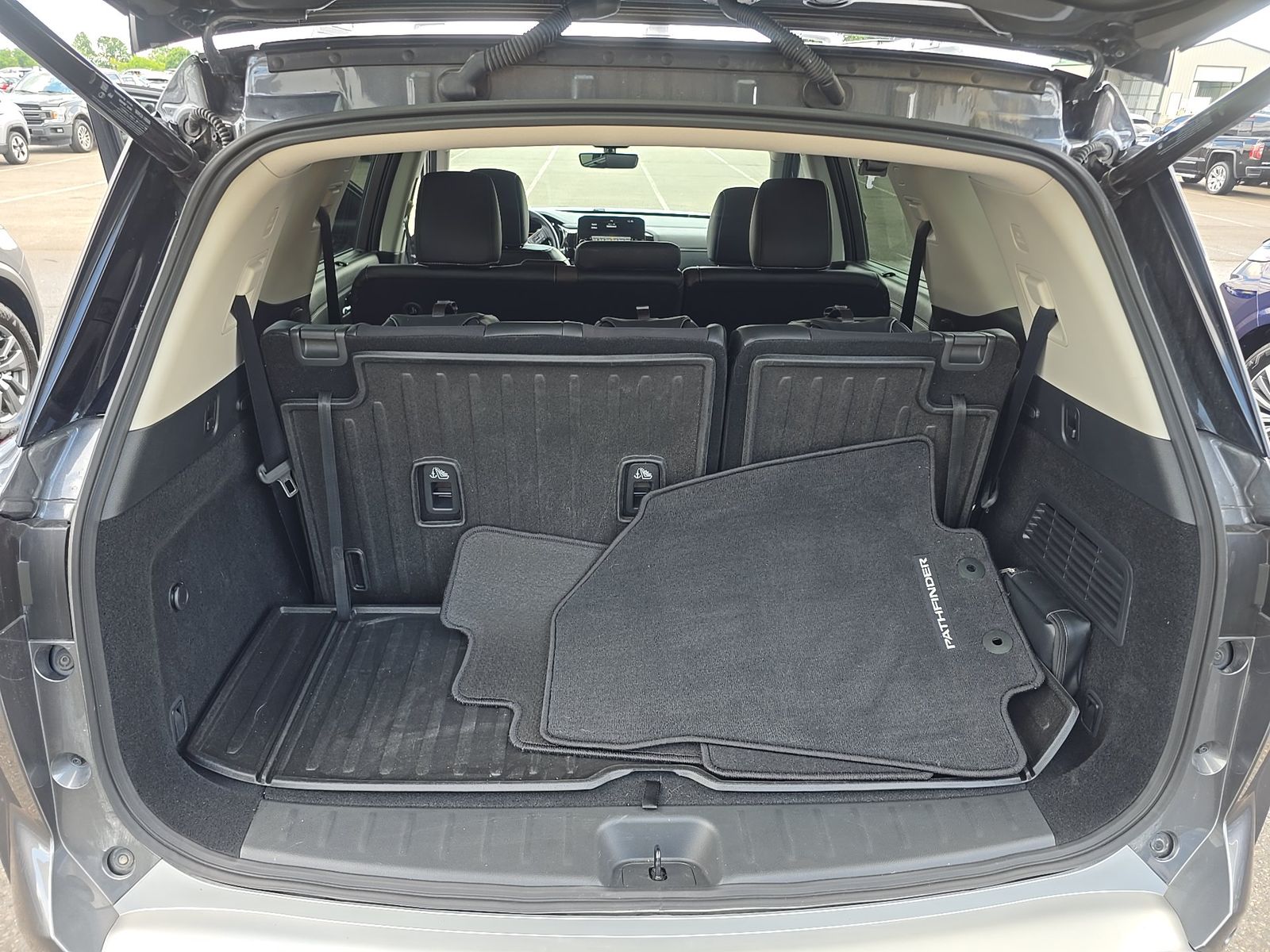 2025 Nissan Pathfinder Platinum FWD