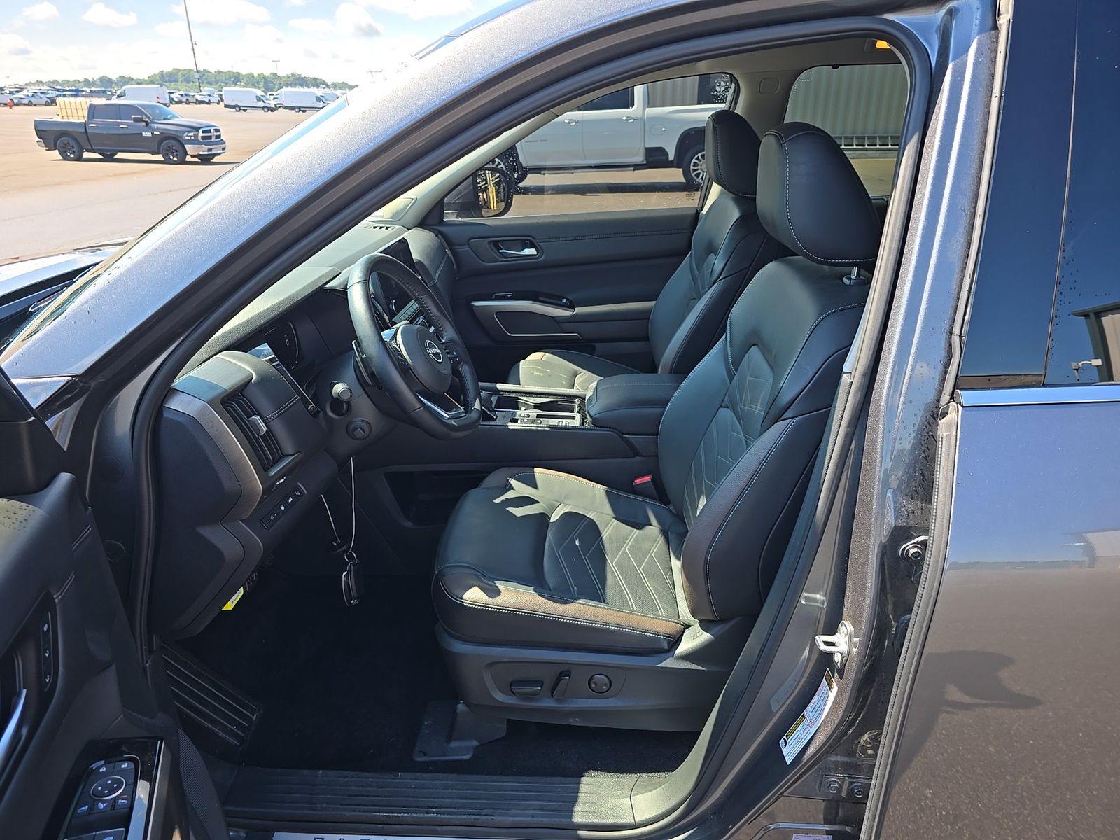 2025 Nissan Pathfinder Platinum FWD