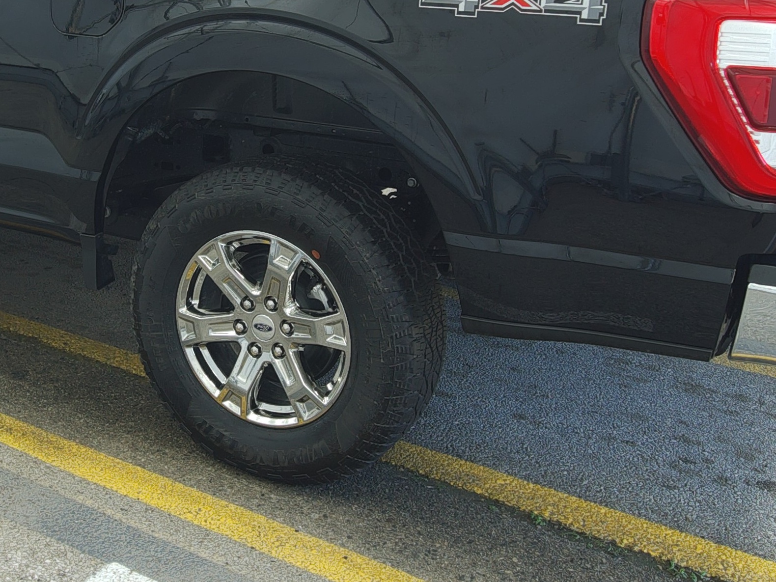 2023 Ford F-150 Hybrid Lariat AWD