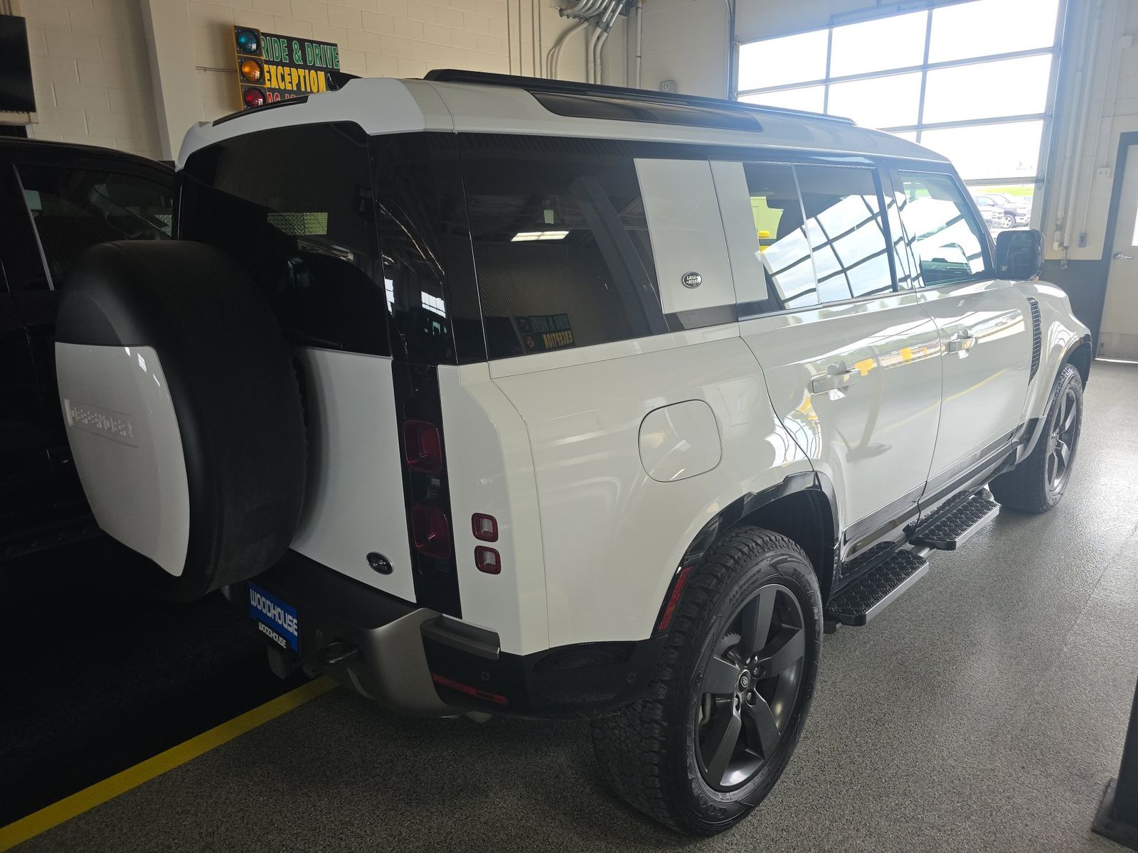 2022 Land Rover Defender 110 X-Dynamic SE AWD