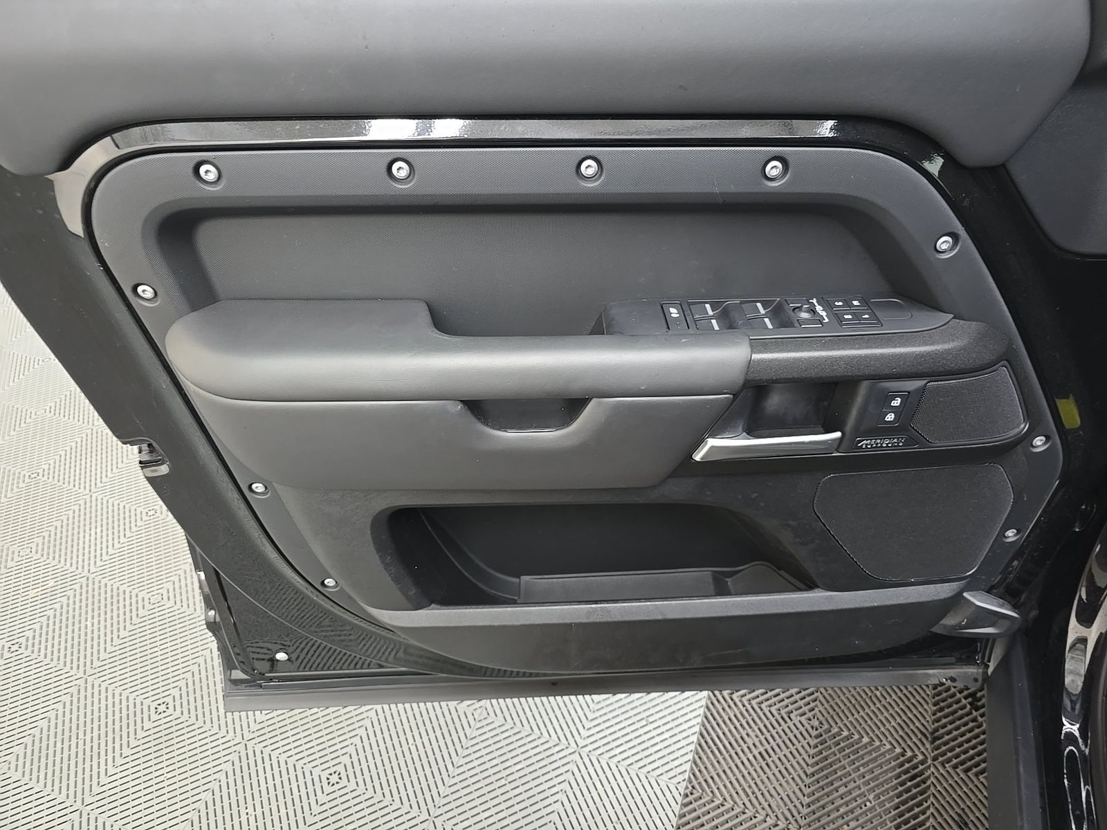 2025 Land Rover Defender 130 V8 FWD