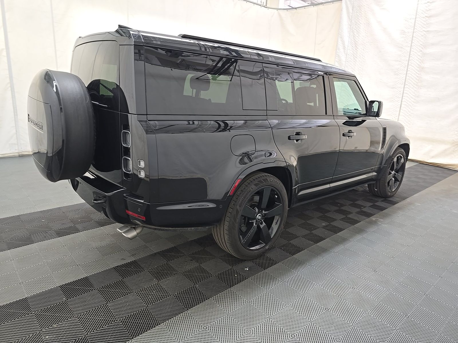 2025 Land Rover Defender 130 V8 FWD