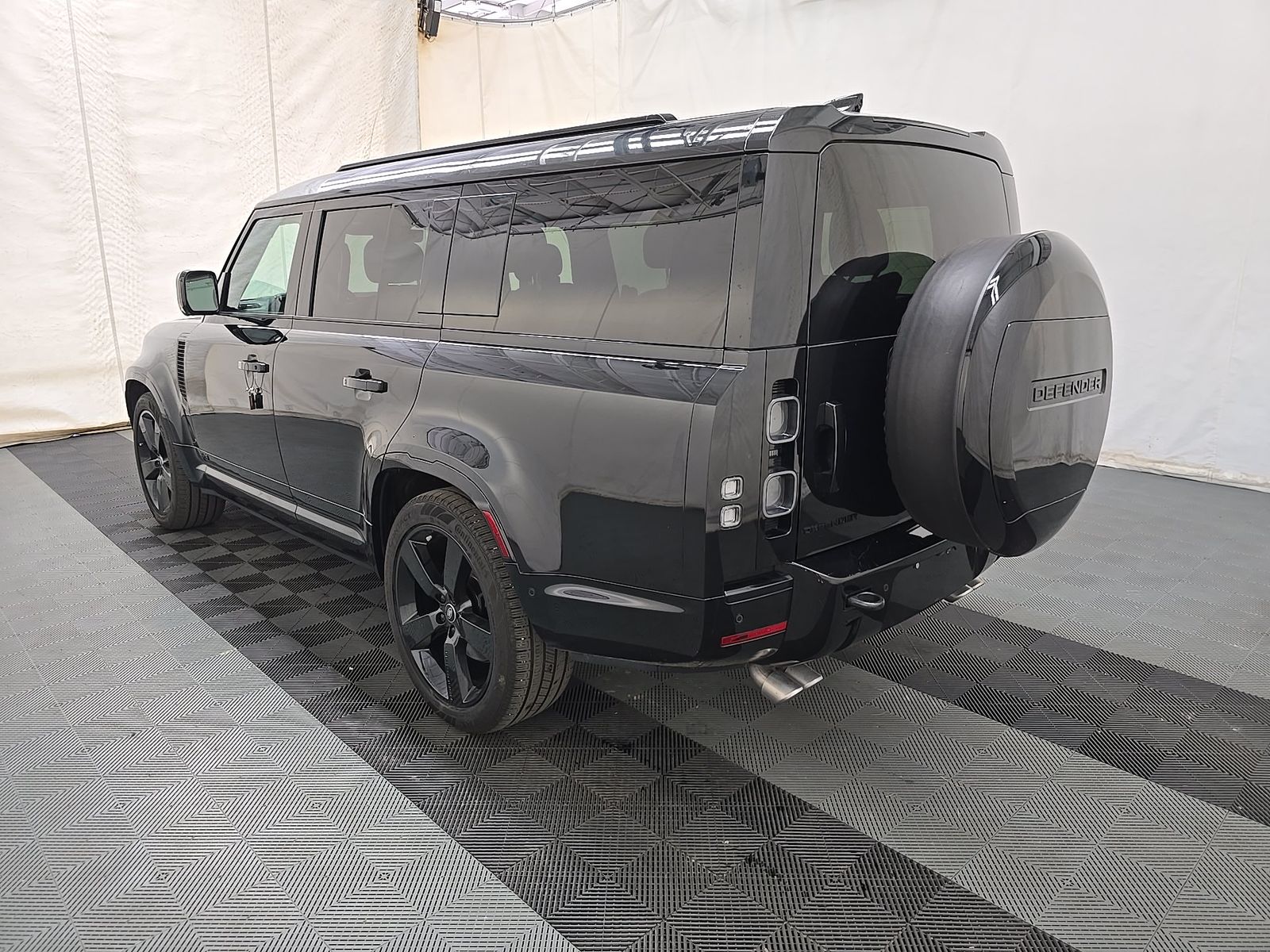 2025 Land Rover Defender 130 V8 FWD