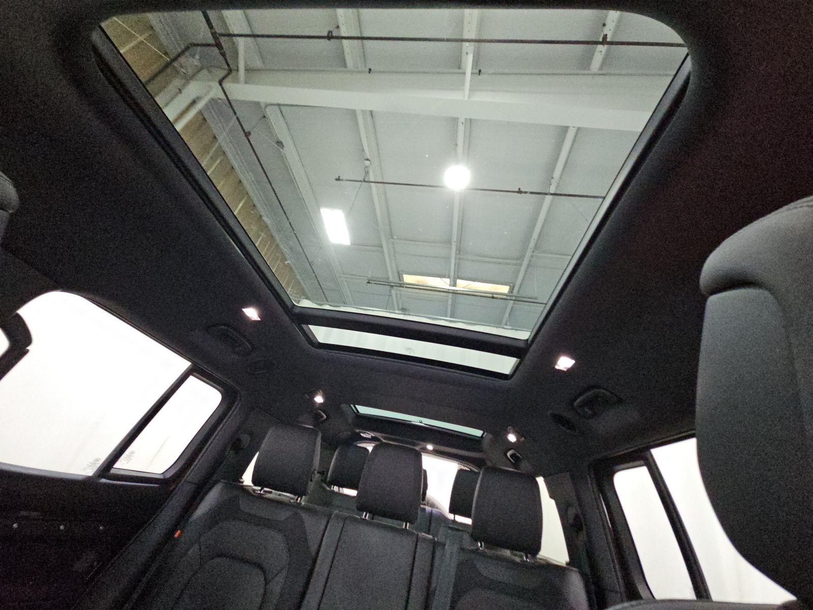 2024 Land Rover Defender 130 X-Dynamic SE FWD