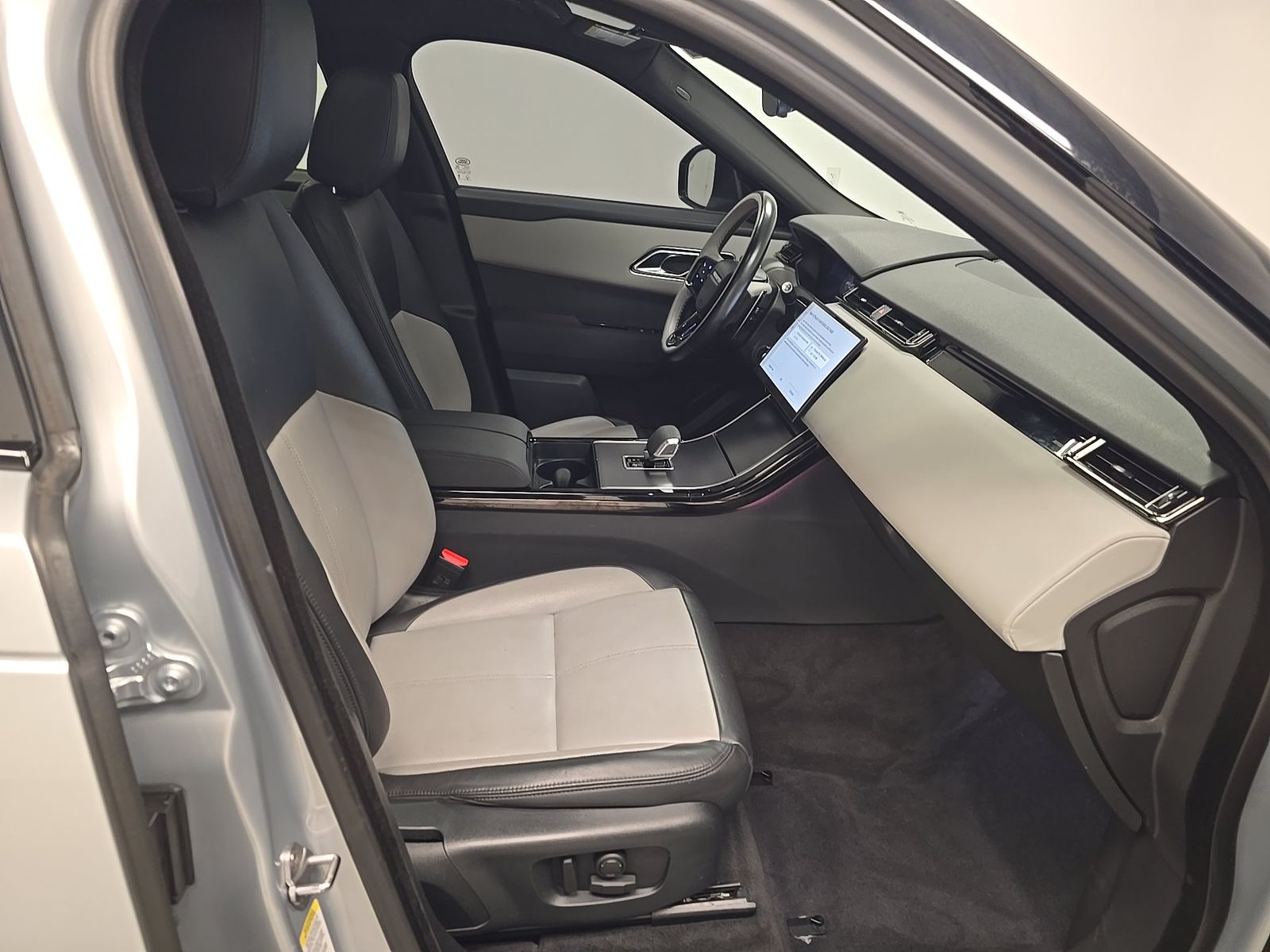 2024 Land Rover Range Rover Velar Dynamic SE FWD