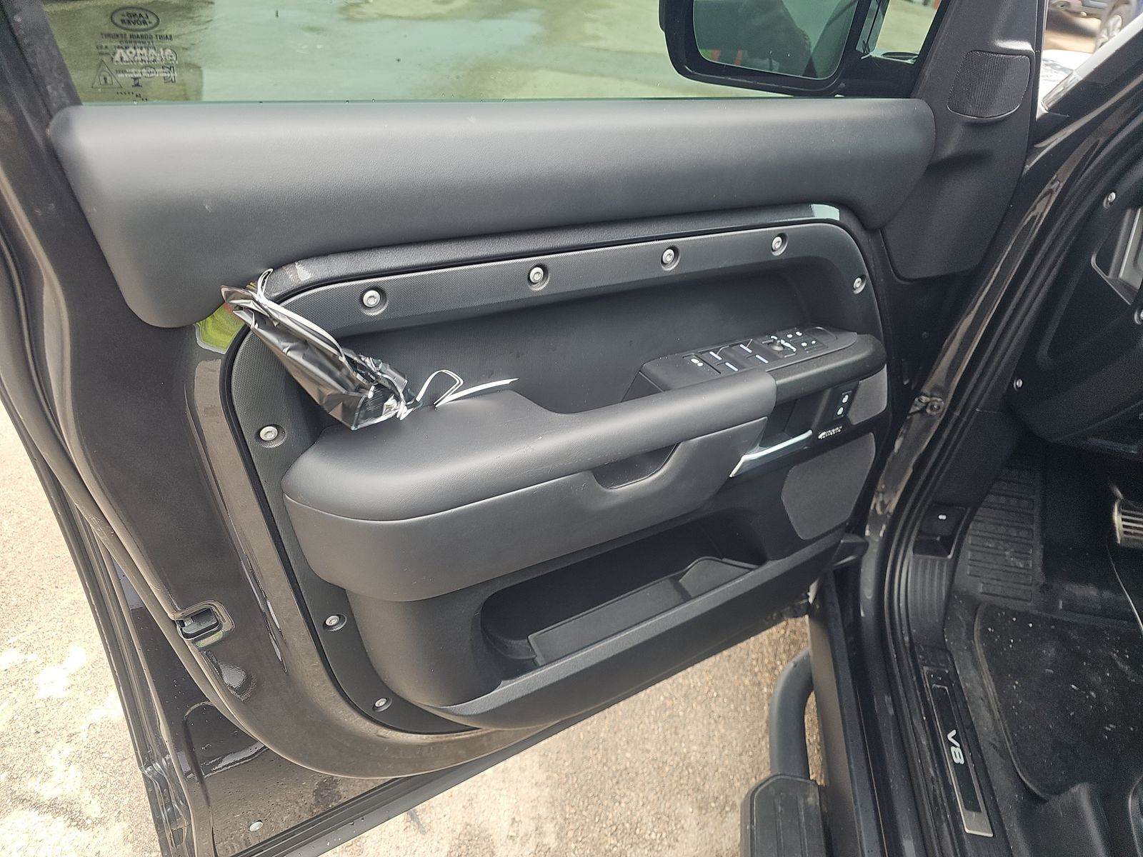 2025 Land Rover Defender 130 V8 AWD