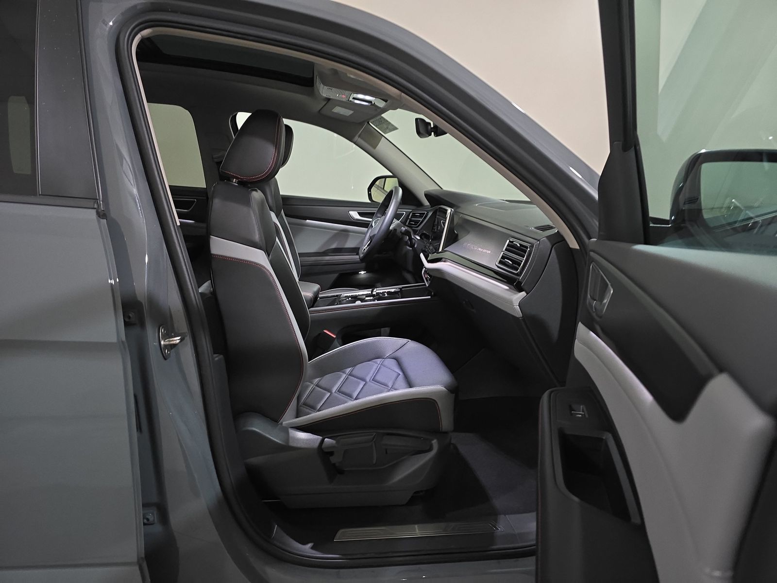 2024 Volkswagen Atlas 2.0T Peak Edition SE AWD