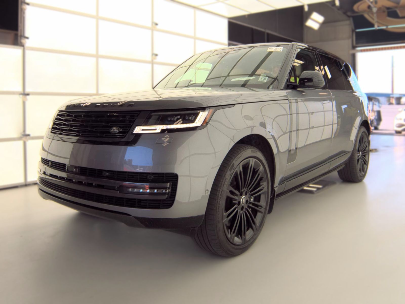 2025 Land Rover Range Rover SE LWB AWD