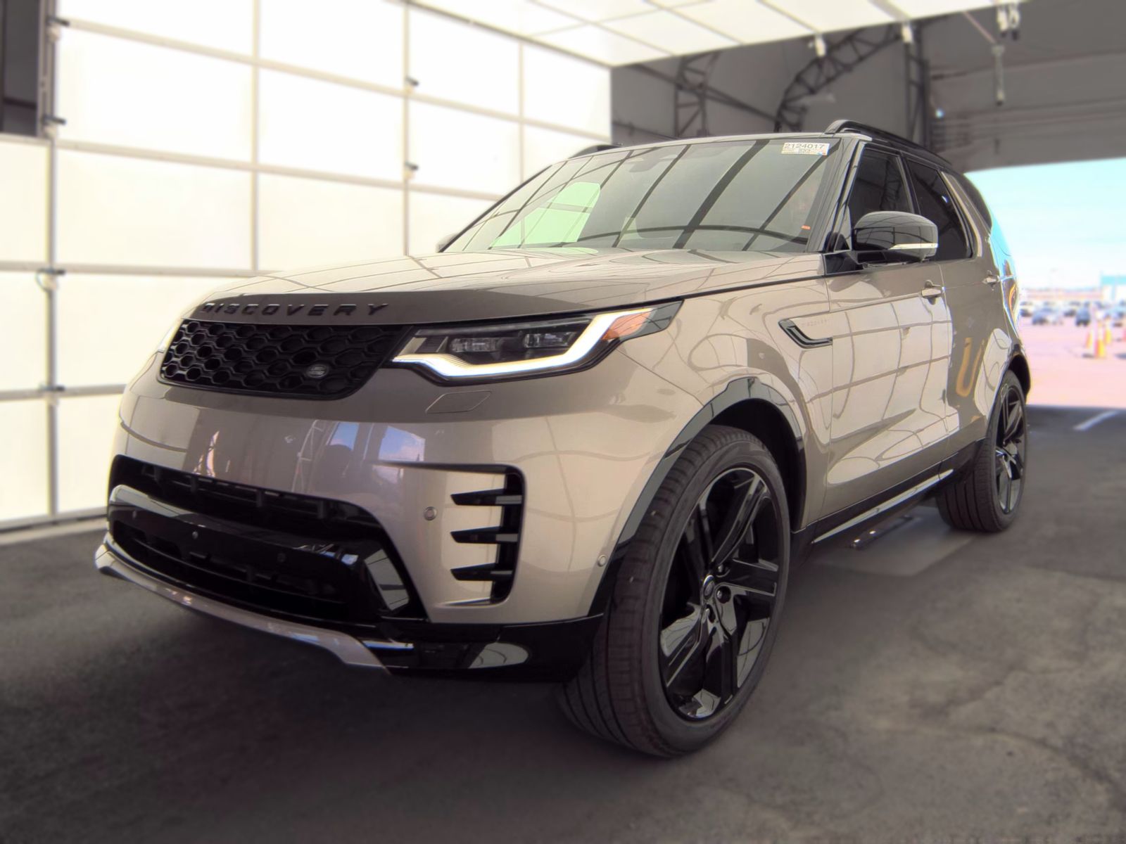 2024 Land Rover Discovery Dynamic SE FWD